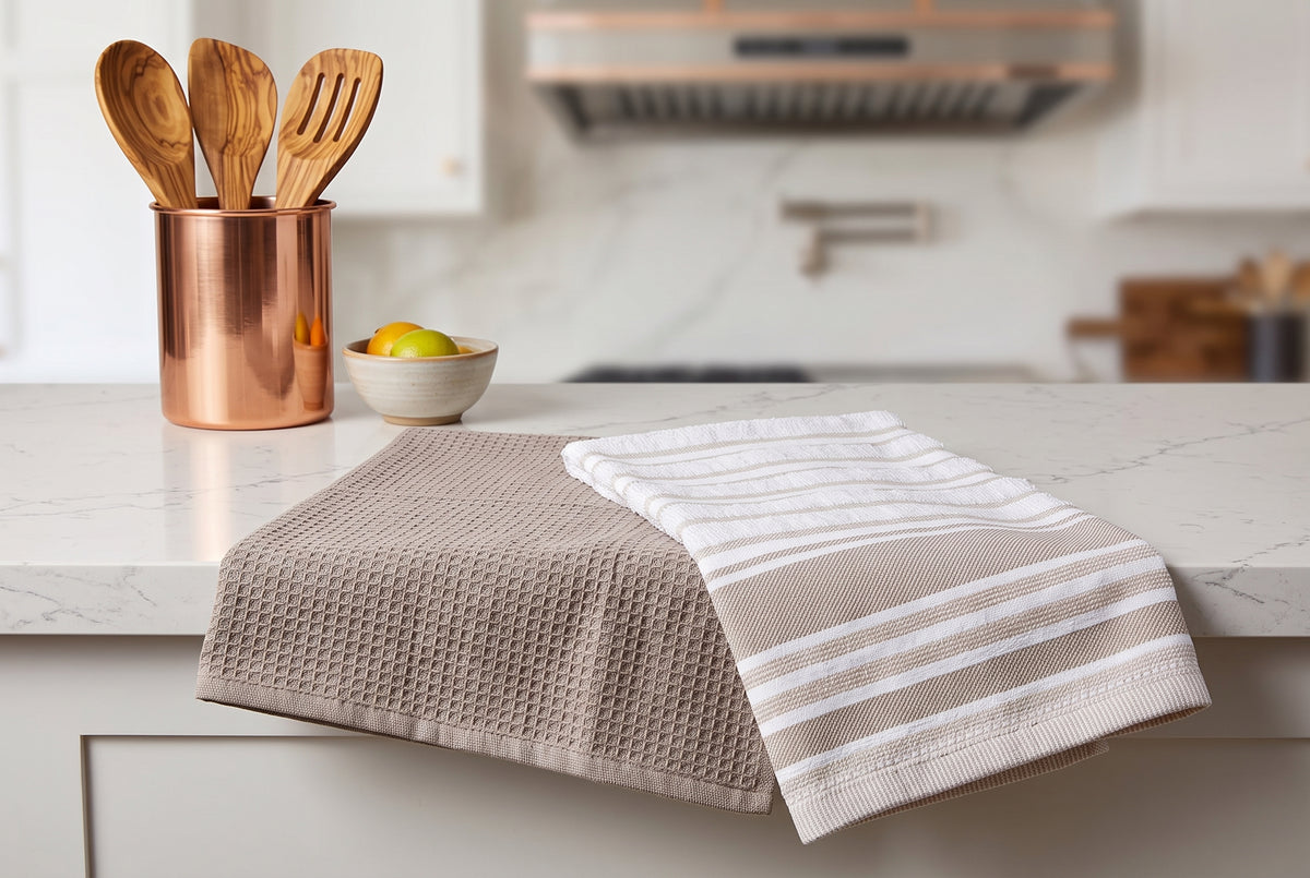 Linges à vaisselle taupe, 41 x 61 cm, en situation dans une cuisine – vue 3