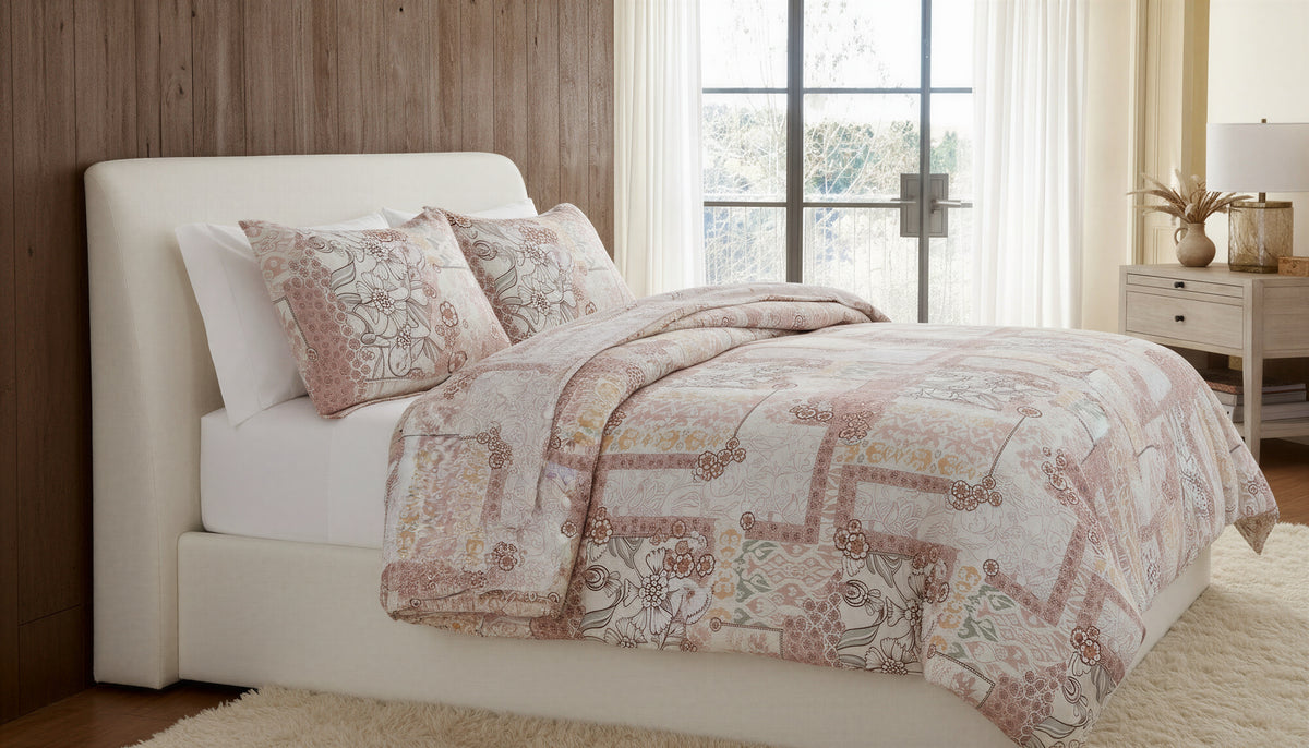 Ensemble de douillette Double/Queen Camille rose fleuri réversible sur un lit blanc