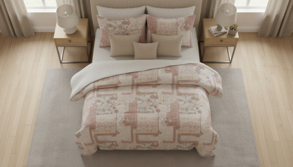 Ensemble de douillette Double/Queen Camille rose fleuri réversible vu du pied du lit