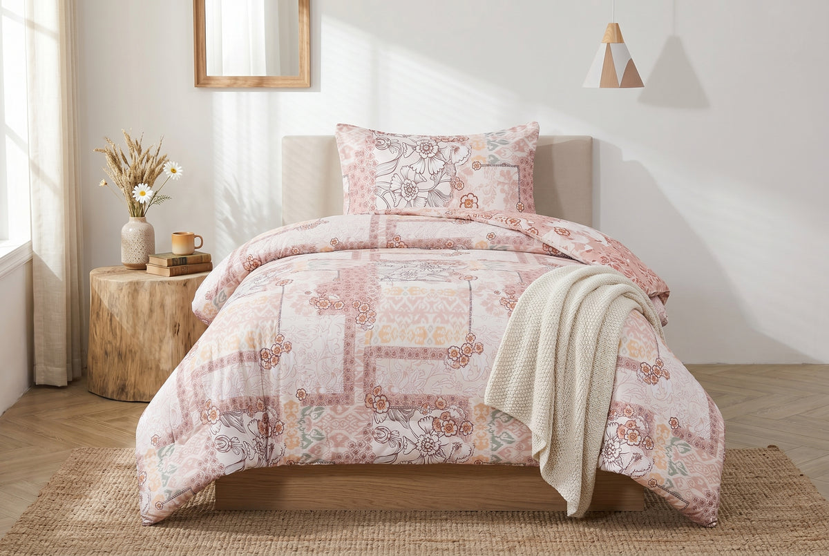 Ensemble de douillette Double/Queen Camille rose fleuri réversible, 3 pièces, sur un lit fait