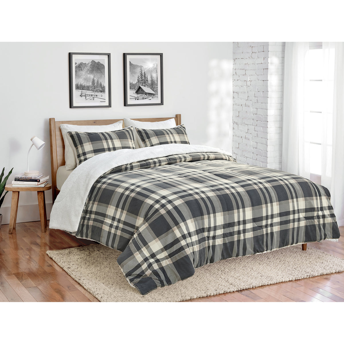 Douillette Hamilton en fausse fourrure à carreaux gris et crème, envers sherpa, Double/Queen, sur un lit