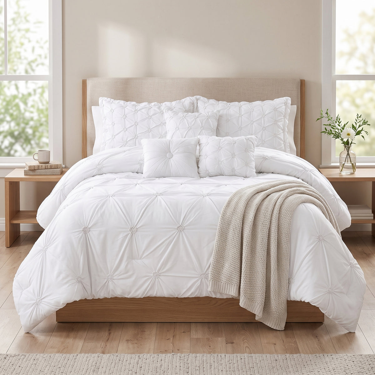 Ensemble de douillette Queen Chateau 7 pièces à plis pincés, blanc, dans une chambre lumineuse avec un lit en bois naturel et un jeté crème