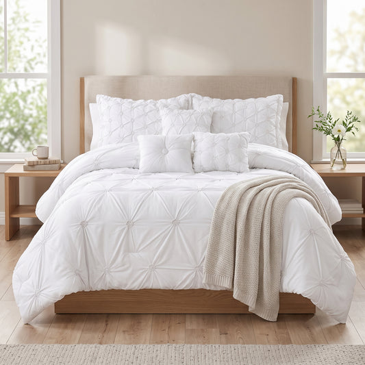 Ensemble de douillette Queen Chateau 7 pièces à plis pincés, blanc, dans une chambre lumineuse avec un lit en bois naturel et un jeté crème