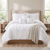 Ensemble de douillette Queen Chateau 7 pièces à plis pincés, blanc, dans une chambre lumineuse avec un lit en bois naturel et un jeté crème