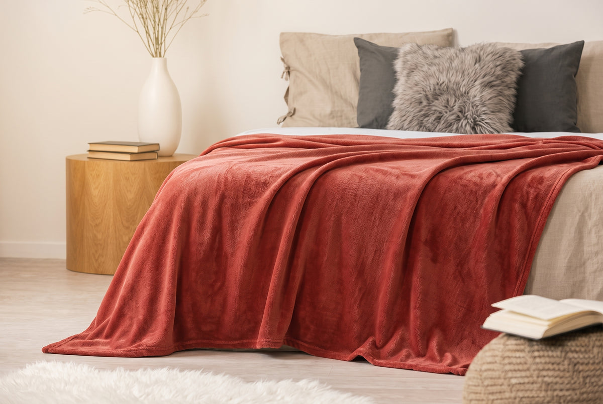 Couverture en flanelle très douce, 60 x 80 po, rouge brique, mise en situation