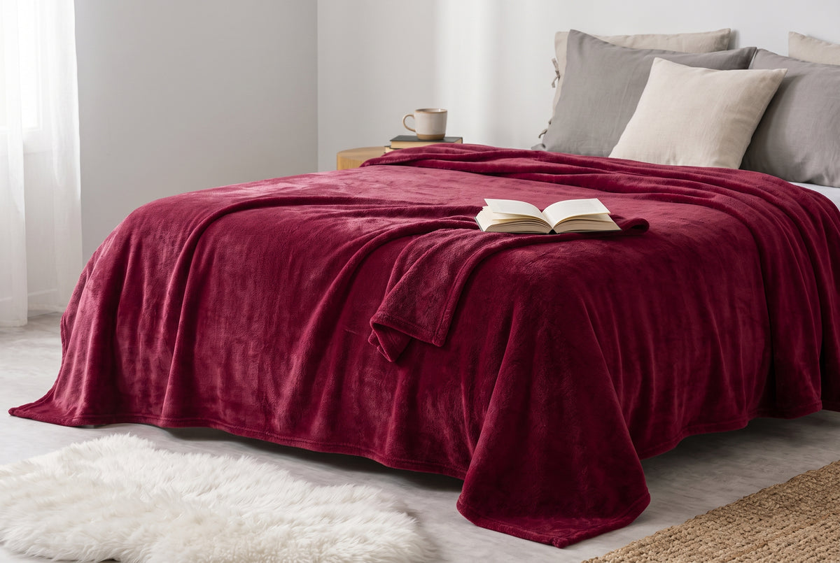 Couverture en flanelle très douce, 60 x 80 po, rouge merlot, mise en situation