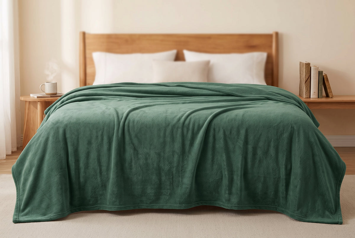 Couverture en flanelle très douce, 80 x 88 po, vert laurier, mise en situation