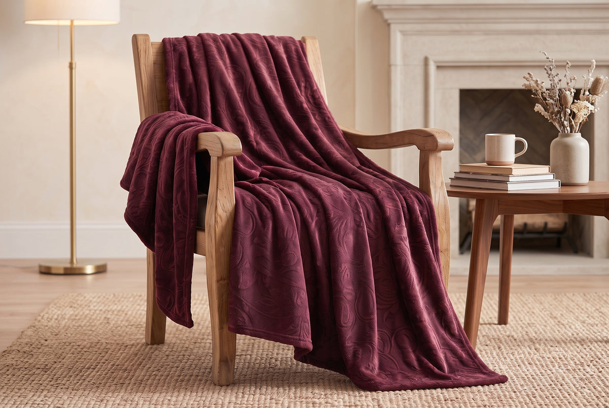 Couverture en flanelle gaufrée, 48 x 60 po, motif baroque, rouge porto, mise en situation