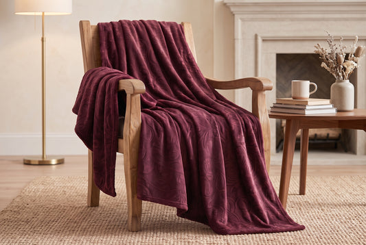 Couverture en flanelle gaufrée, 48 x 60 po, motif baroque, rouge porto, mise en situation