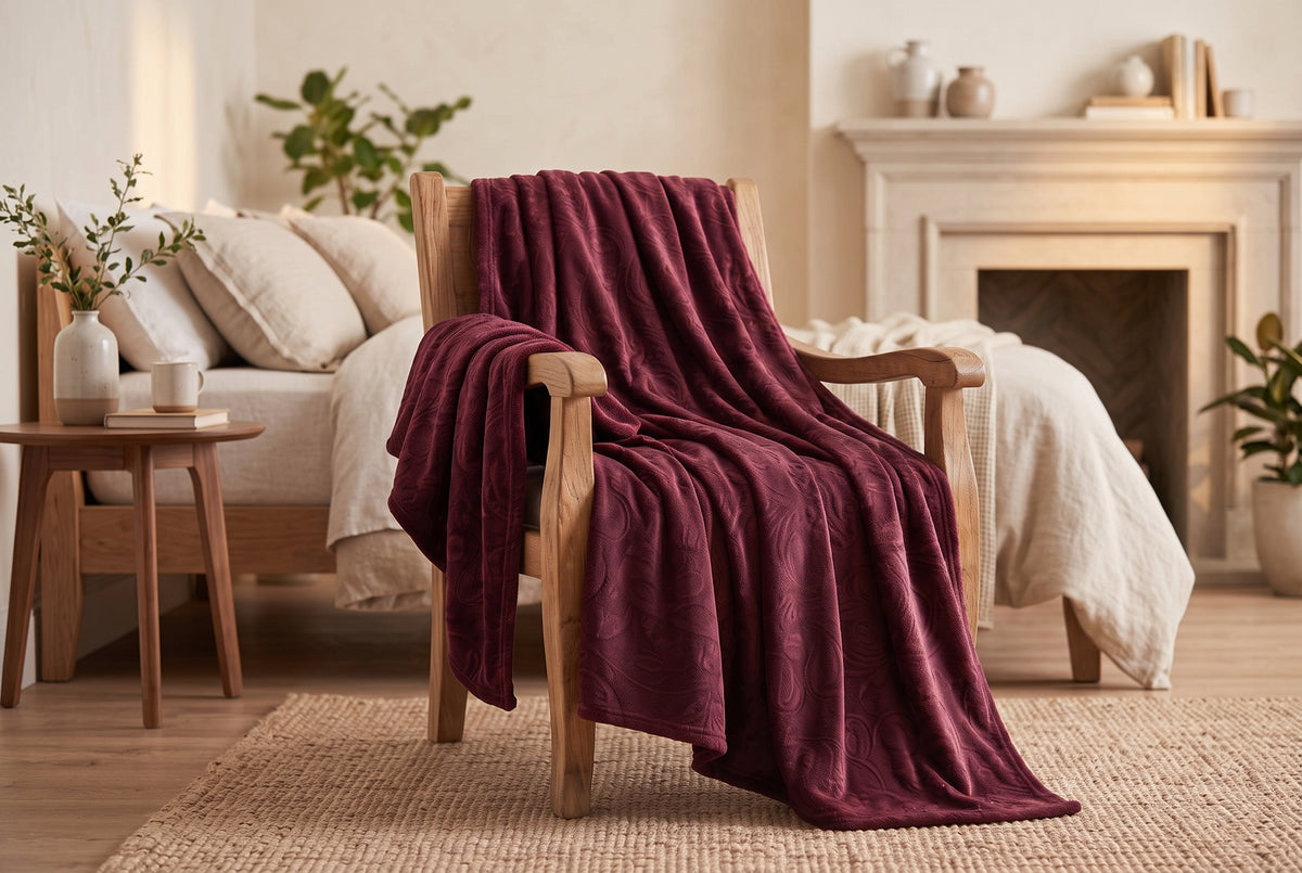Couverture en flanelle gaufrée, rouge porto, dans un décor