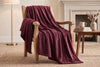 Couverture en flanelle gaufrée, 48 x 60 po, motif baroque, rouge porto, mise en situation