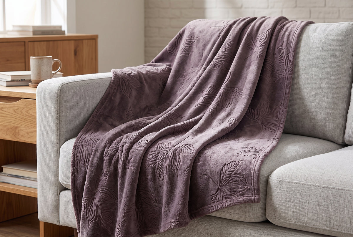 Couverture en flanelle gaufrée, mauve foncé, dans un décor