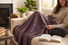 Couverture en flanelle gaufrée, mauve foncé, dans un décor
