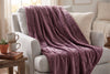 Couverture en flanelle gaufrée, 48 x 60 po, feuilles d'érable, mauve foncé, mise en situation