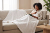 Couverture jacquard, blanc cassé, dans un décor