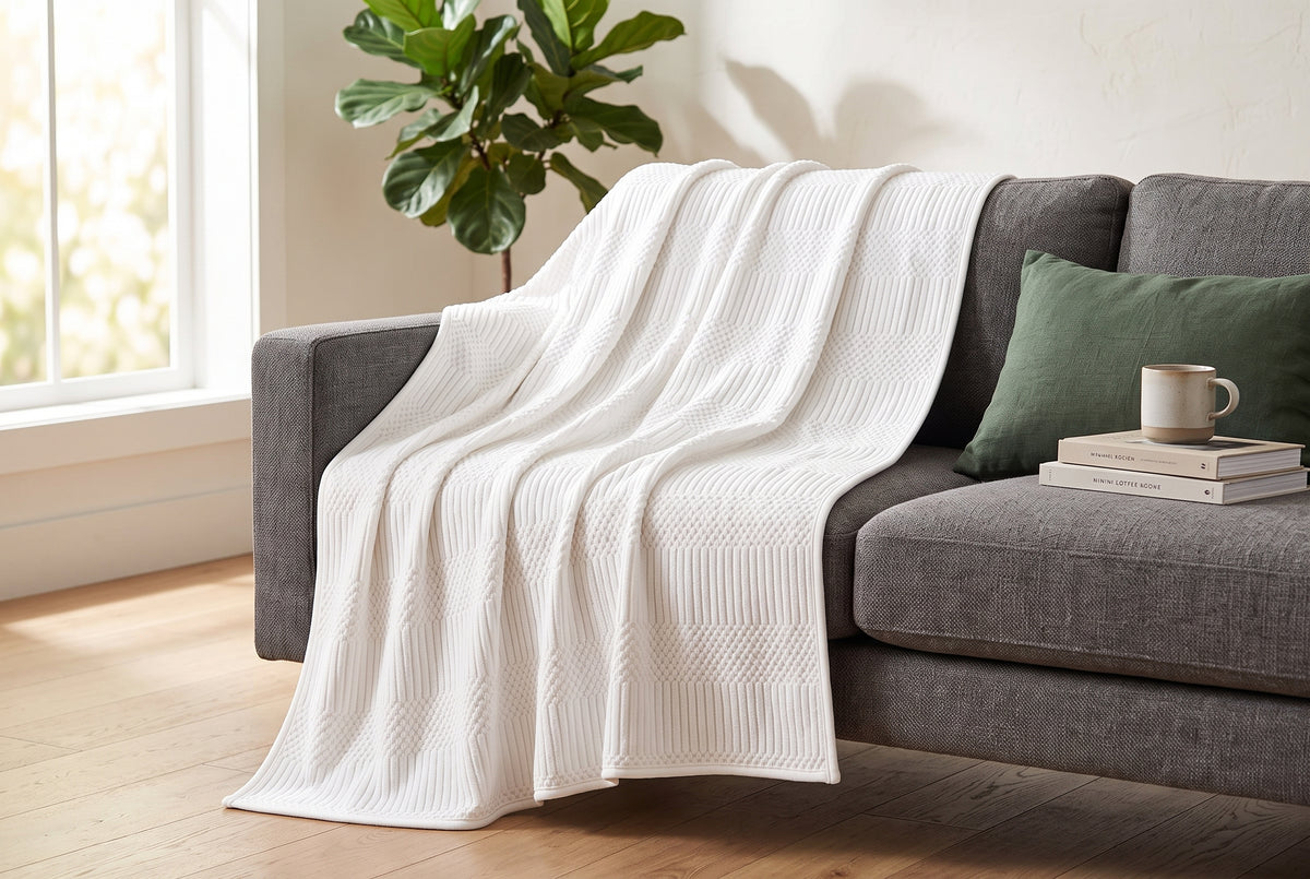 Couverture jacquard, blanc cassé, dans un décor