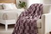 Couverture en fausse fourrure, mauve, dans un décor