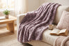 Couverture en fausse fourrure, 48 x 60 po, effet teddy, envers sherpa, mauve, mise en situation