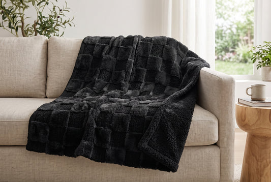 Couverture en fausse fourrure, 48 x 60 po, effet teddy, envers sherpa, noire, mise en situation