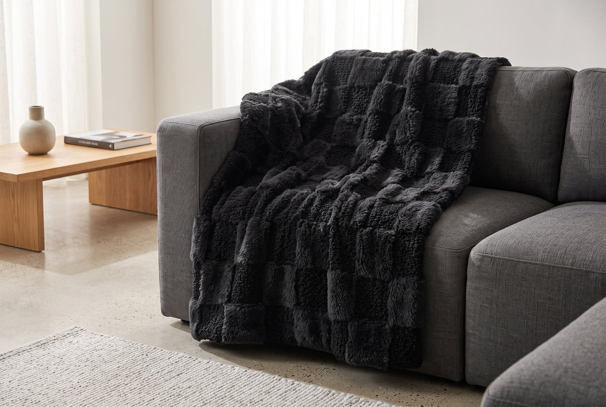 Couverture en fausse fourrure, noire, dans un décor