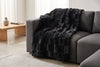 Couverture en fausse fourrure, noire, dans un décor