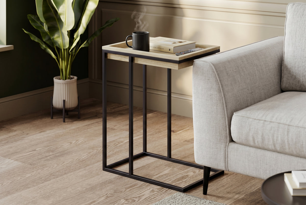 Table d'appoint en C avec plateau creux, fini beige-taupe pâle dans un décor