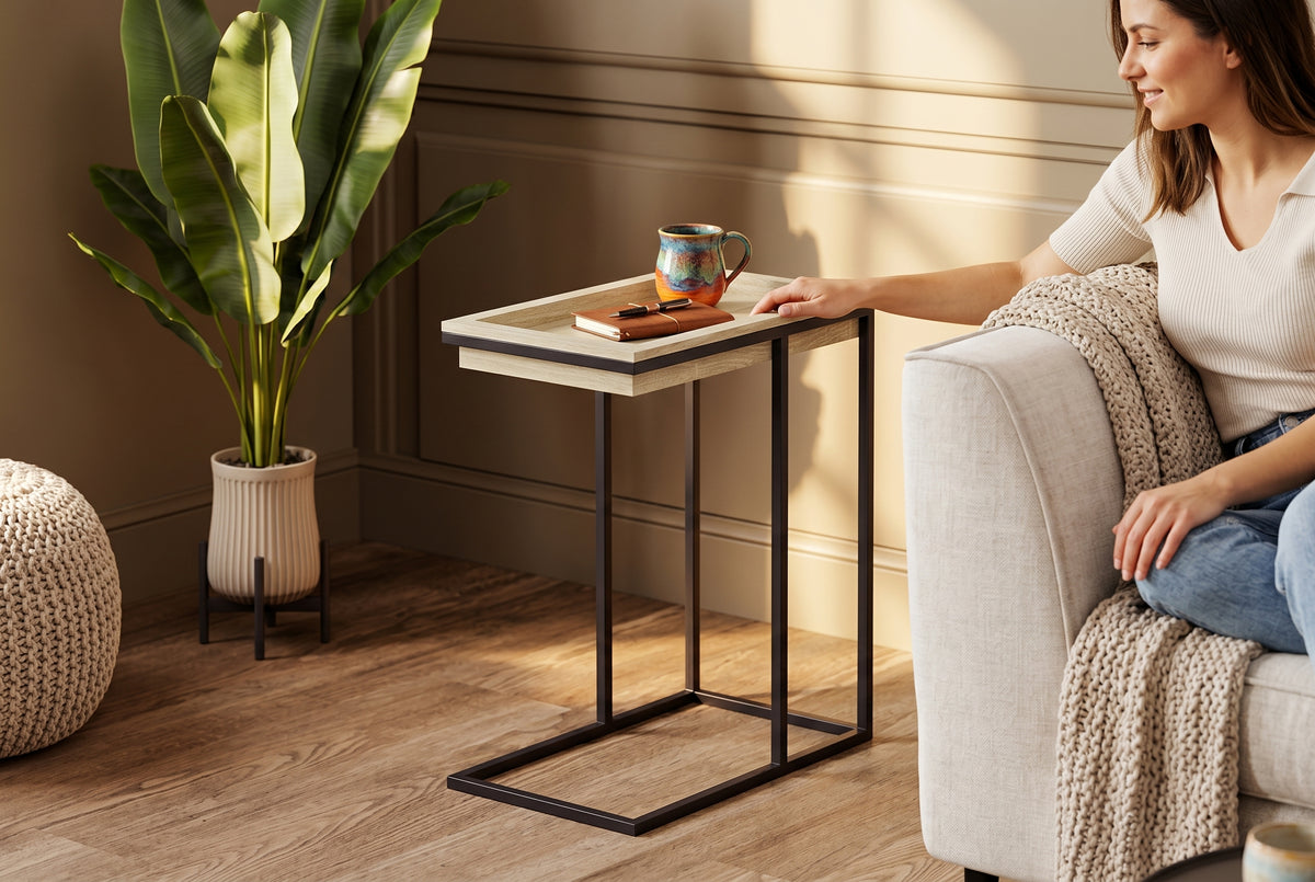 Table d'appoint en C avec plateau creux, fini beige-taupe pâle dans un décor