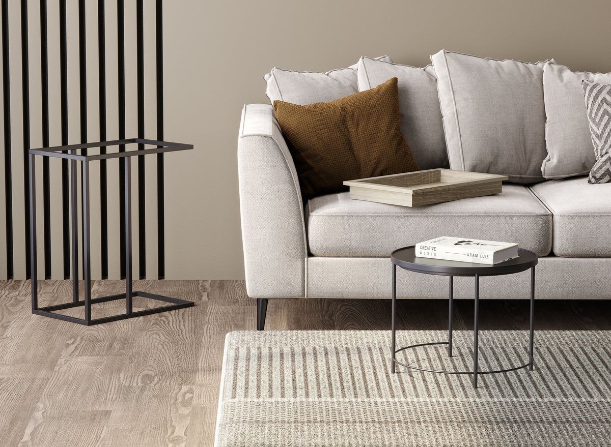 Table d'appoint en C avec plateau creux, fini beige-taupe pâle dans un décor