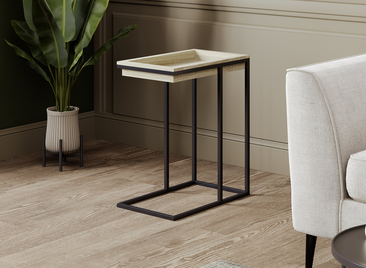 Table d'appoint en C avec plateau creux, fini beige-taupe pâle dans un décor