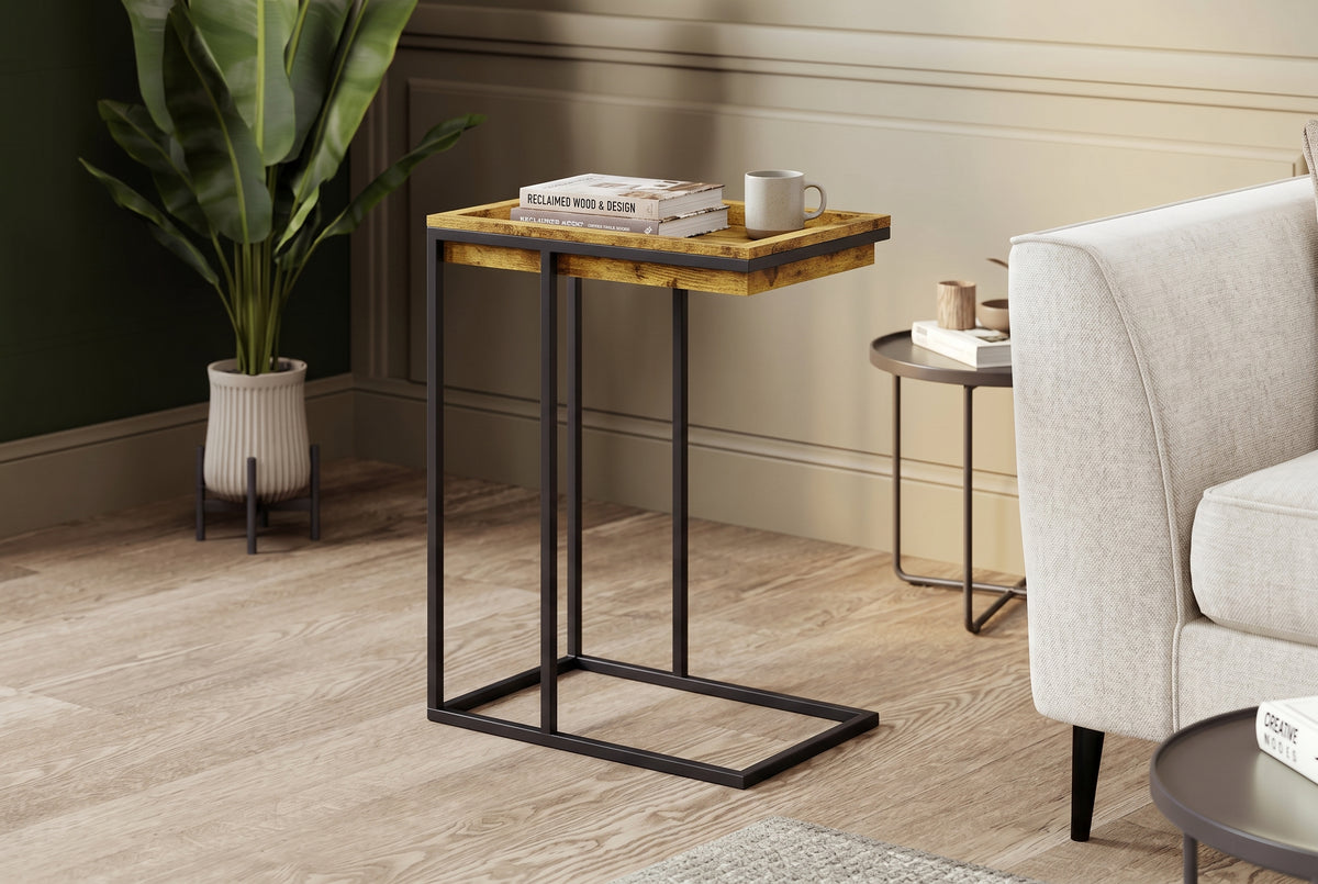 Table d'appoint en C avec plateau creux, fini aspect bois récupéré dans un décor