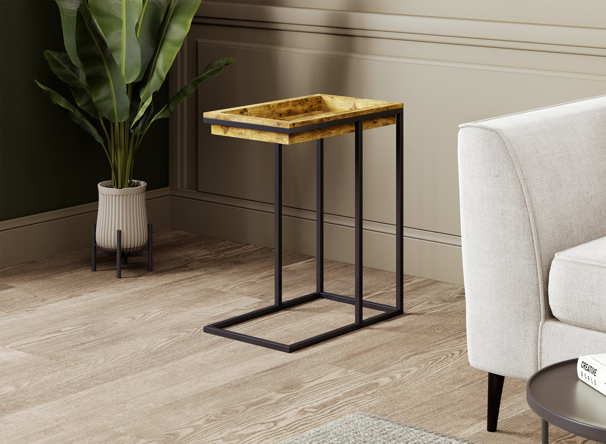 Table d'appoint en C avec plateau creux, fini aspect bois récupéré dans un décor