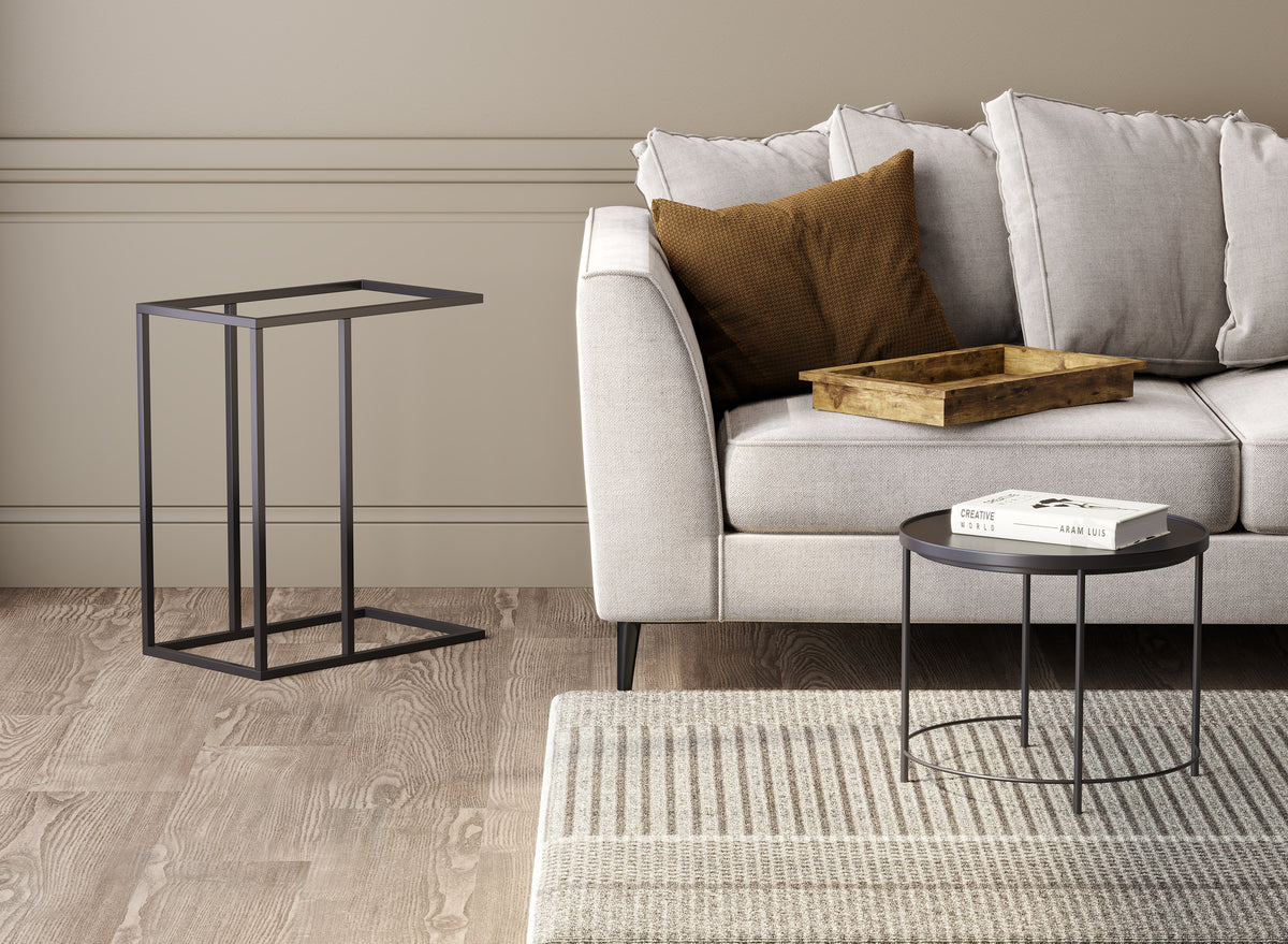 Table d'appoint en C avec plateau creux, fini aspect bois récupéré dans un décor