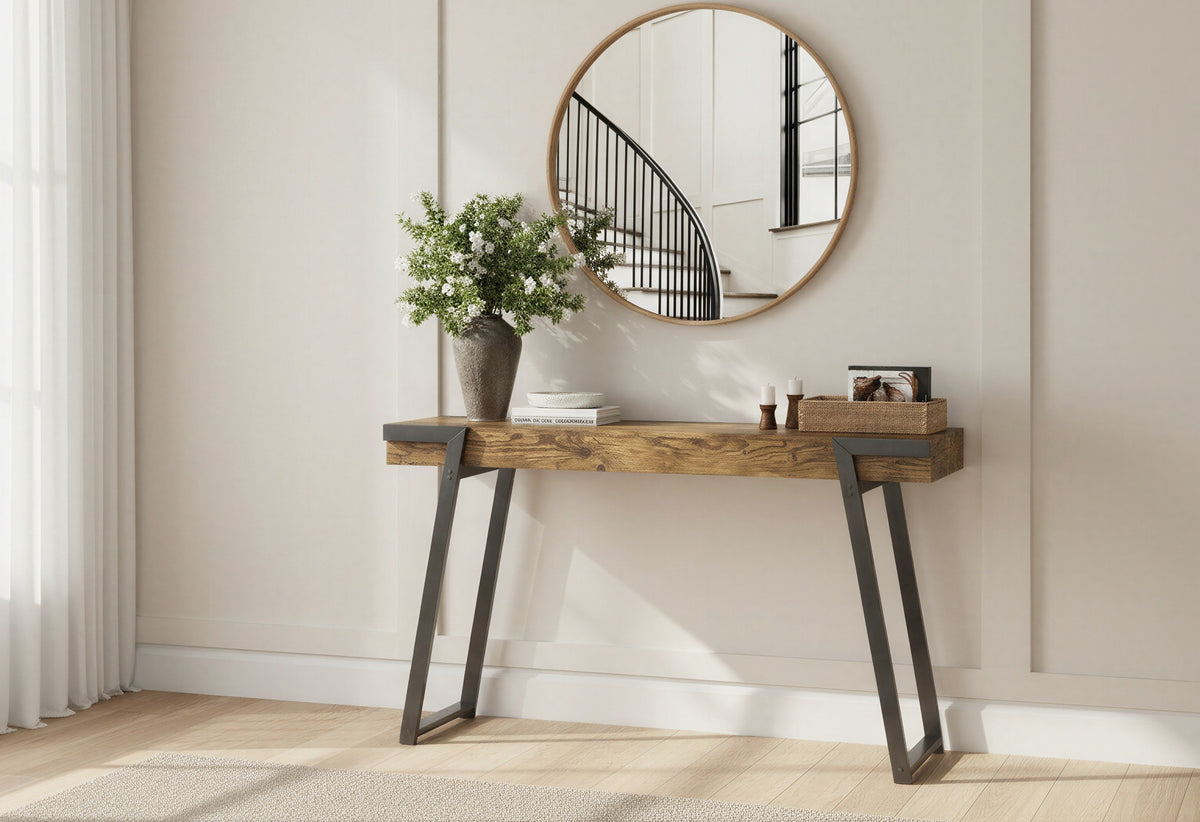 Table console à pattes inclinées en métal noir dans un décor