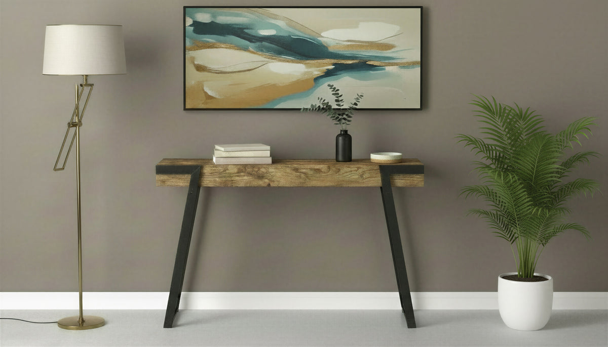 Table console à pattes inclinées en métal noir dans un décor
