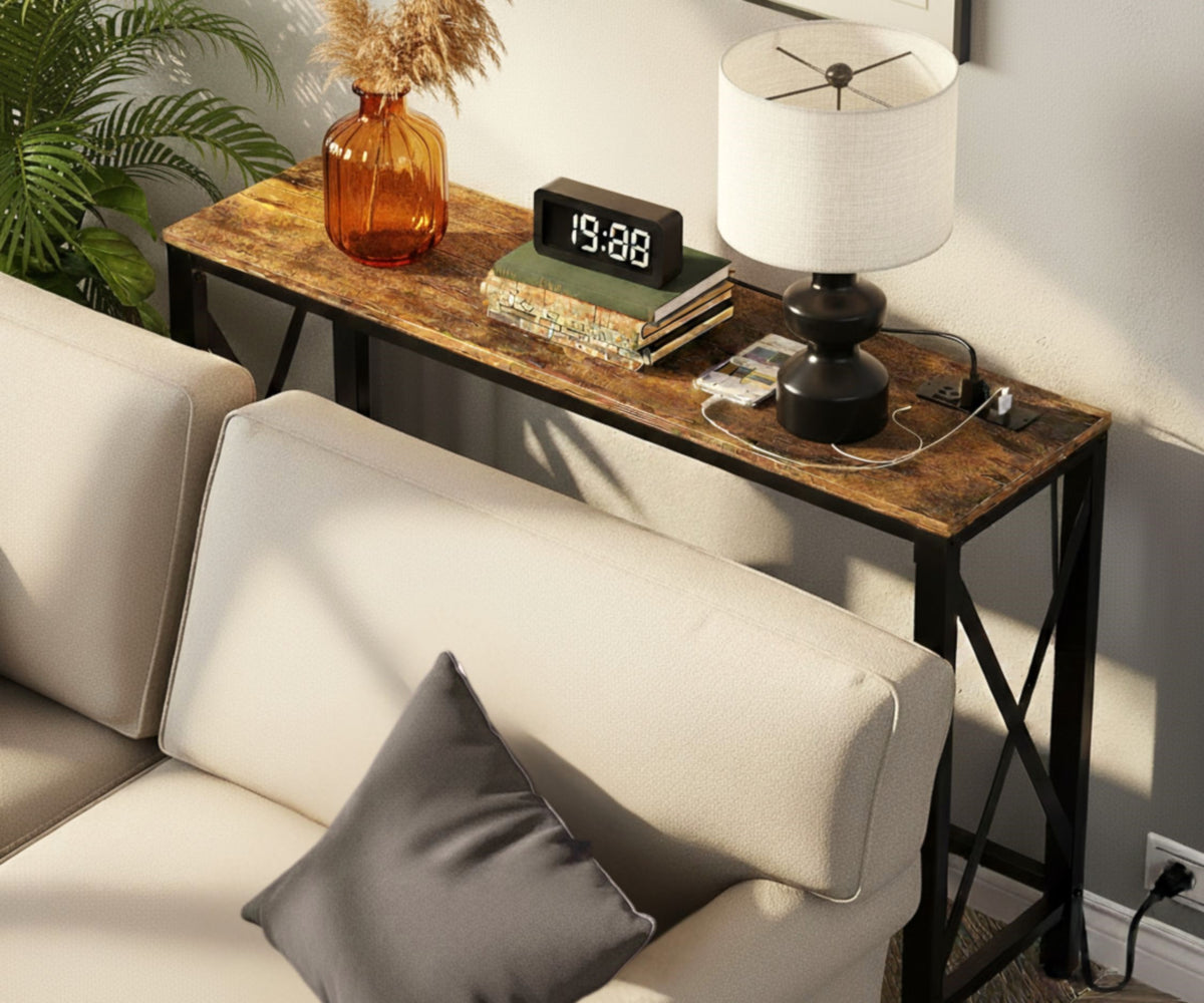 Table console avec prises et ports USB intégrés dans un décor
