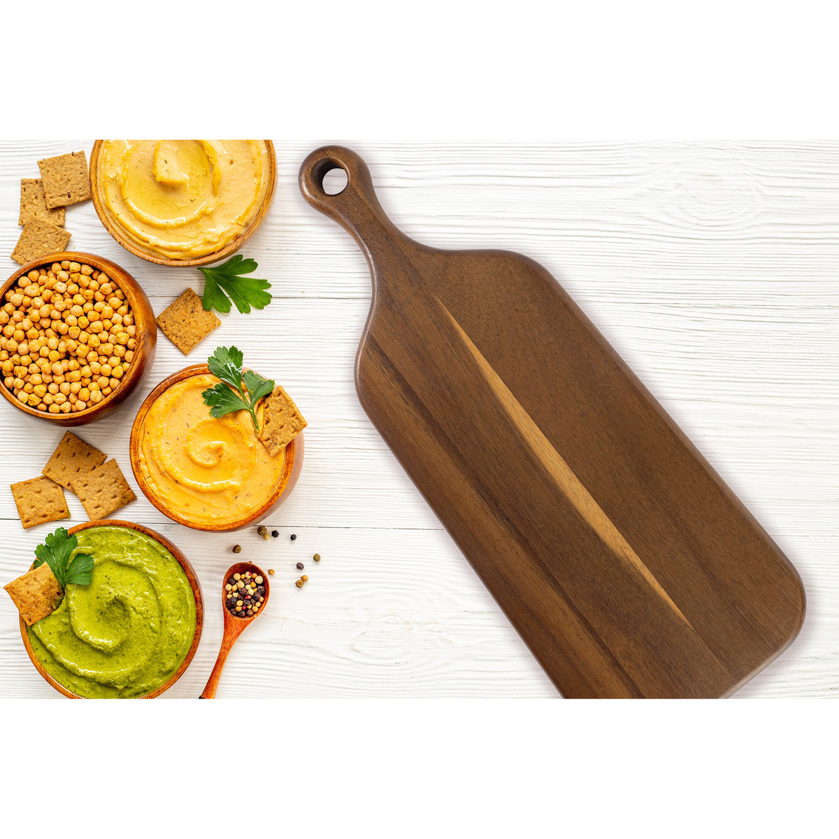 Planche de service en bois d'acacia avec longue poignée, 43 x 16,5 cm – garnie de trempettes et de bouchées