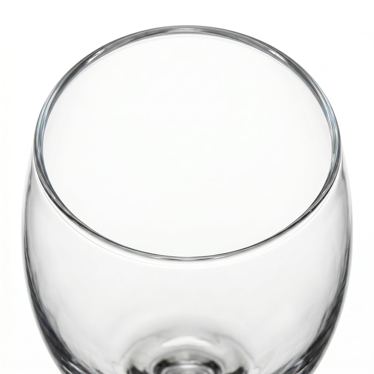 Coupes à vin dans un décor