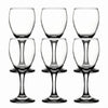 Coupes à vin dans un décor